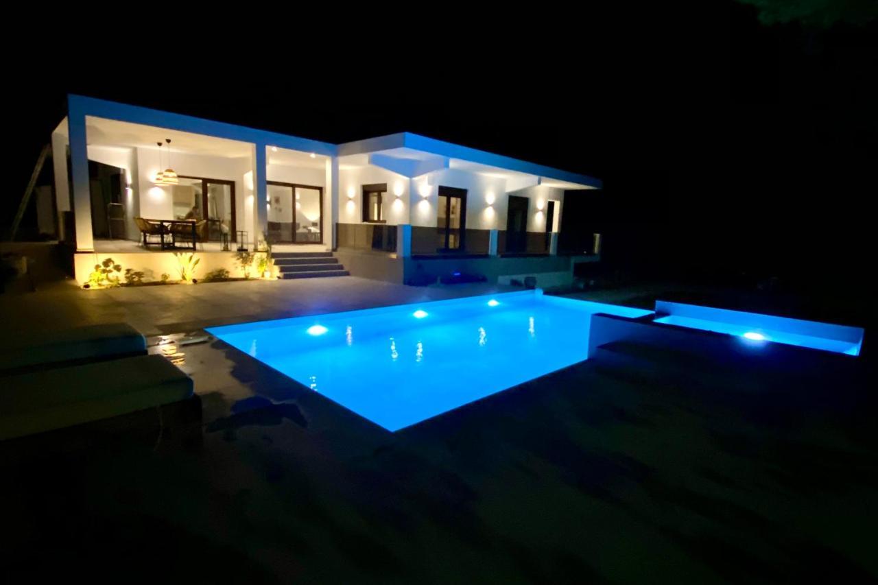 Luxury Villa Anemone With Private Pool 파스티다 외부 사진