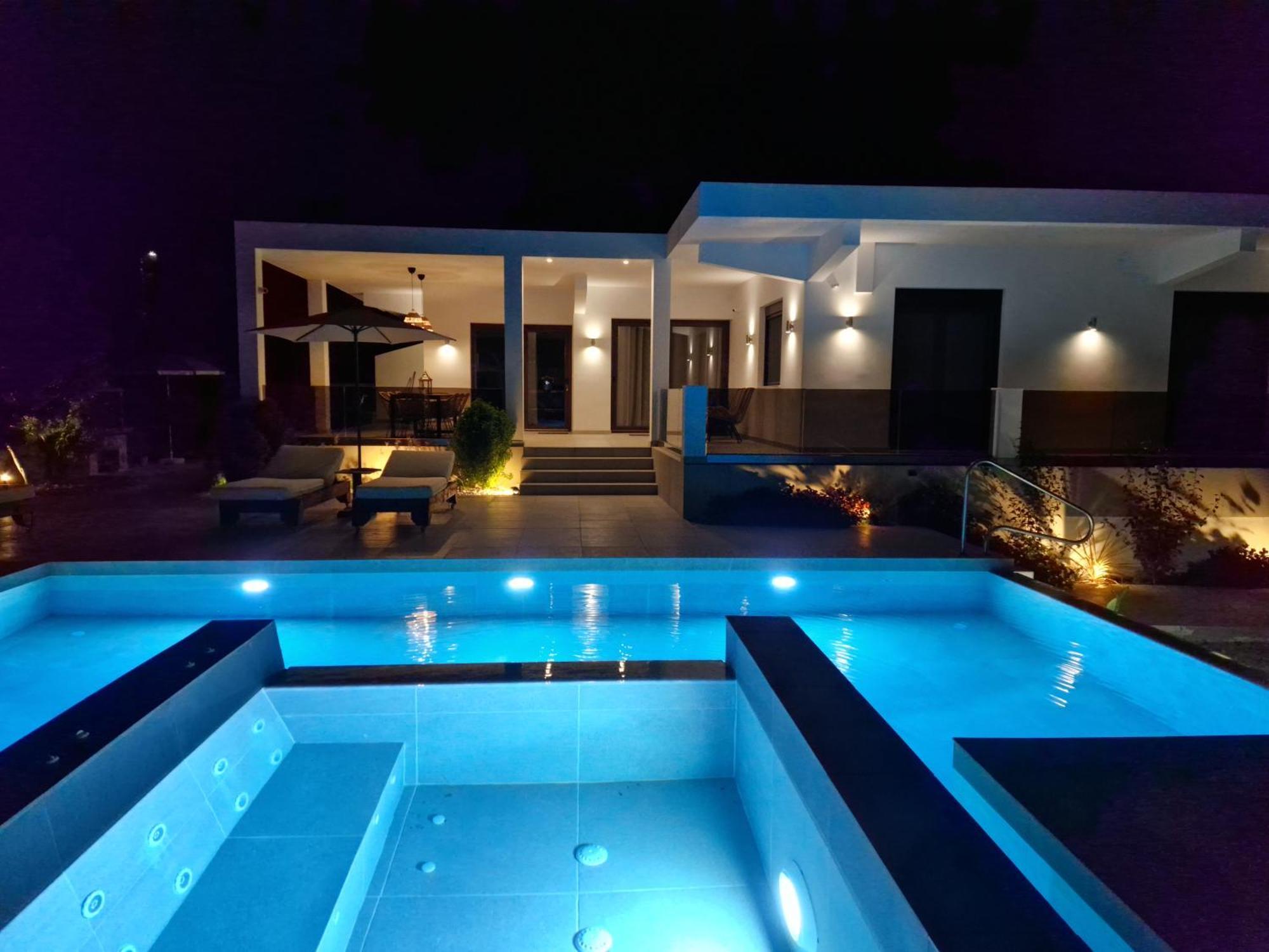 Luxury Villa Anemone With Private Pool 파스티다 외부 사진